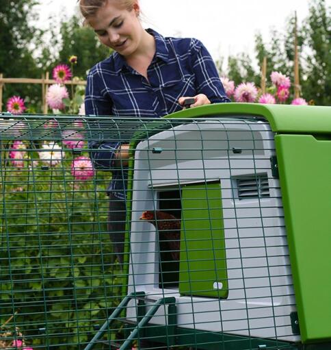 Die Eglu Cube s leicht zu öffnende haustür