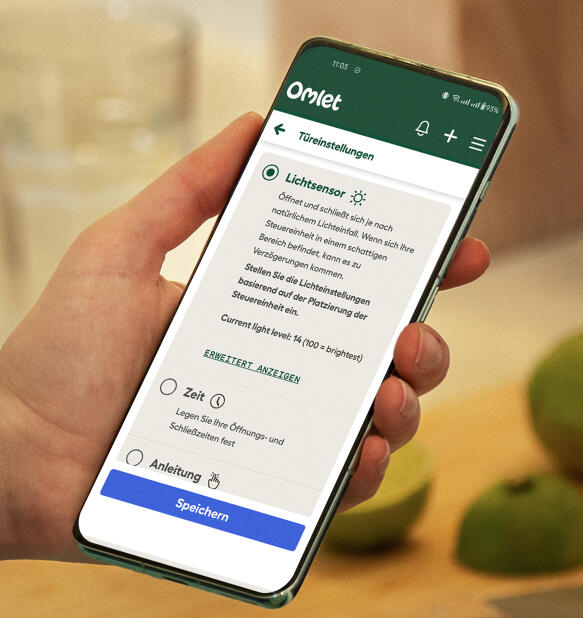 Omlet app-bildschirm auf einem telefon, der den status der automatischen tür anzeigt