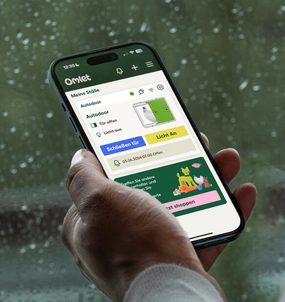 Omlet app-bildschirm auf einem telefon, der den status der automatischen tür anzeigt