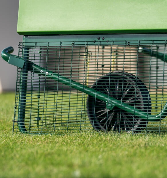 Nahaufnahme des großen Eglu Pro-Hühnerstallgeheges mit Rädern für einfaches Manövrieren.